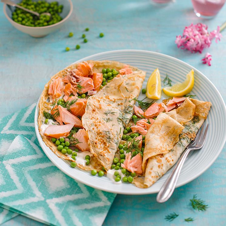 crepes-salmon-crema-agria-guisantes