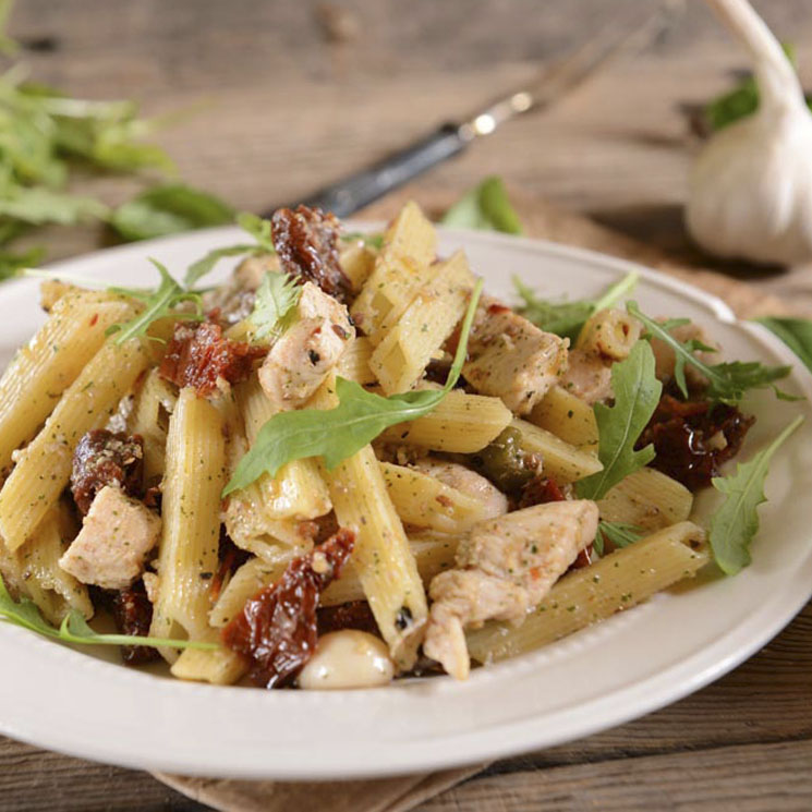 ensalada-pasta-penne-pollo-rucula-tomate-seco