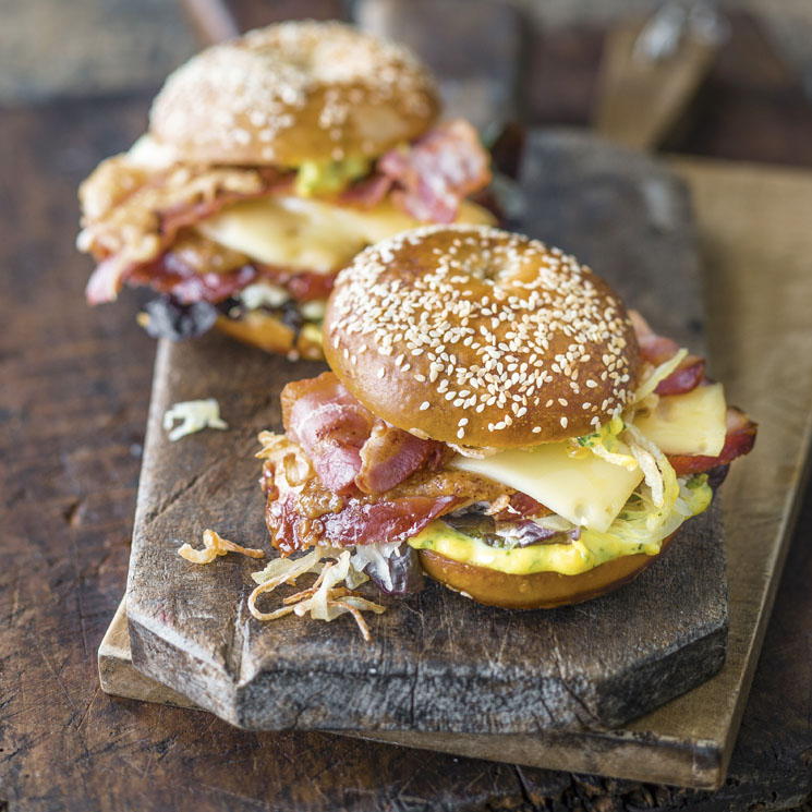 bagel-bacon-queso-huevo-revuelto-cebolla-crujiente