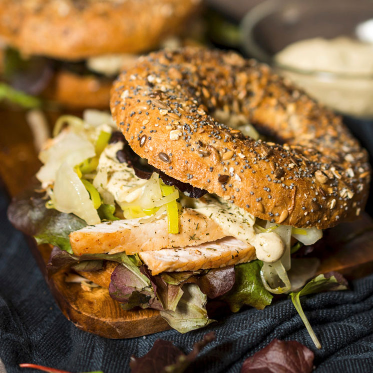 bagel-pollo-lechuga-cebolla-mayonesa