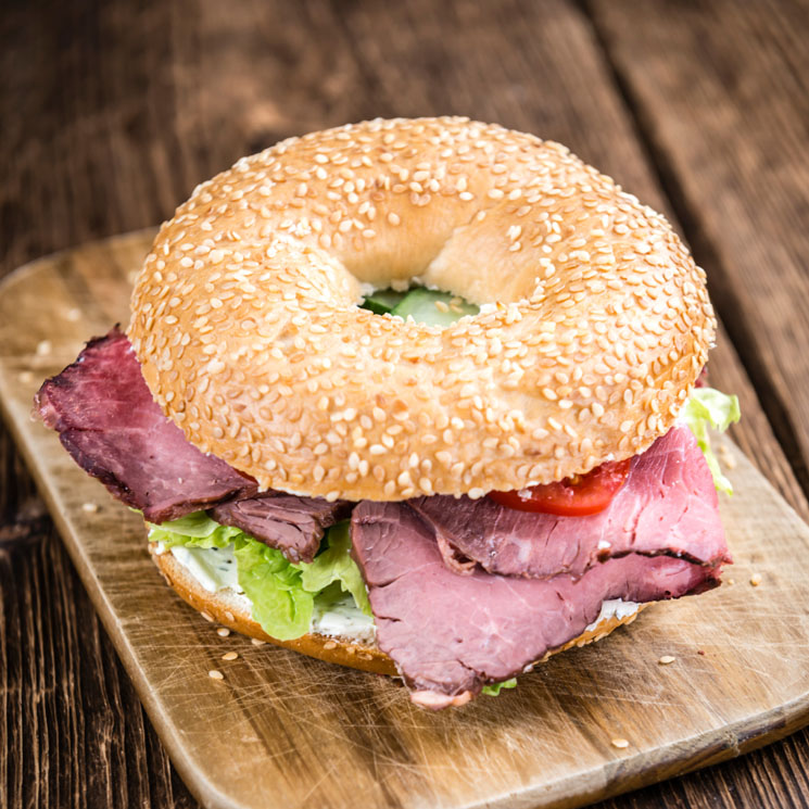 bagel-roastbeef-lechuga-salsa-cebollino