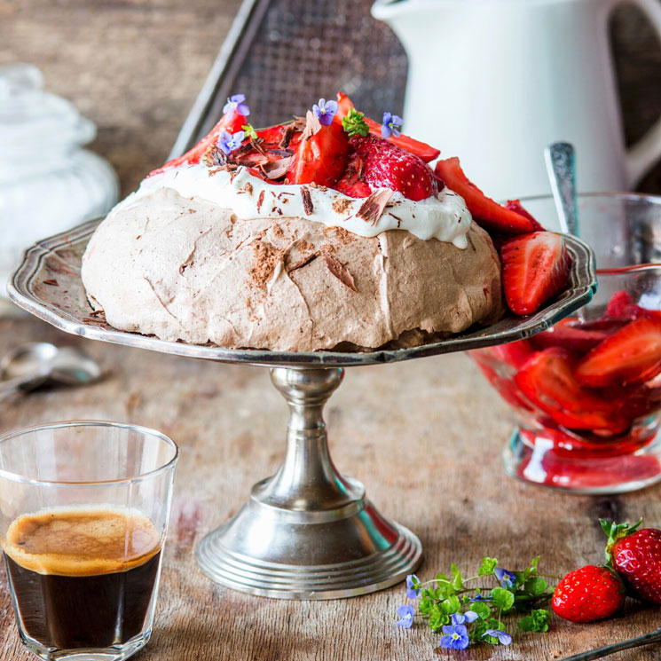 'Pavlova' de chocolate y fresas