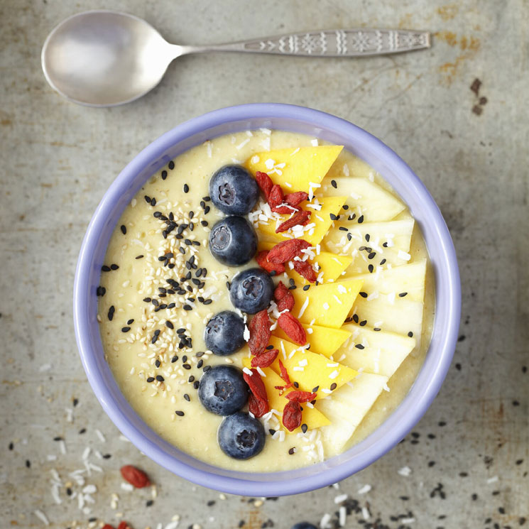 'Smoothie bowl' de mango, piña, bayas de Goji y leche de coco