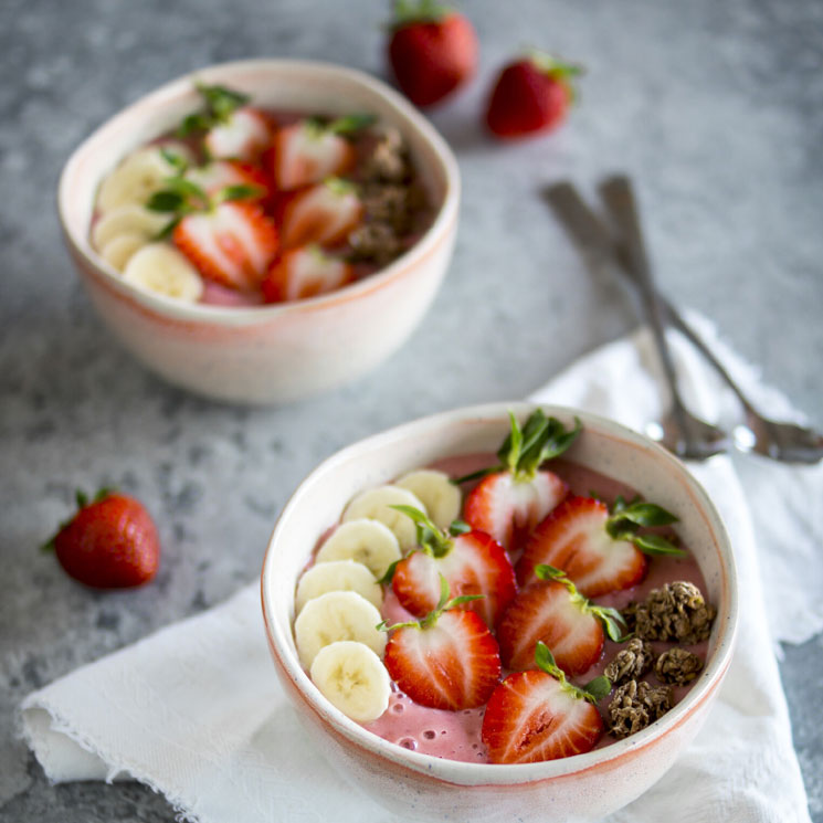 'Smoothie bowl' de fresas, plátano y granola