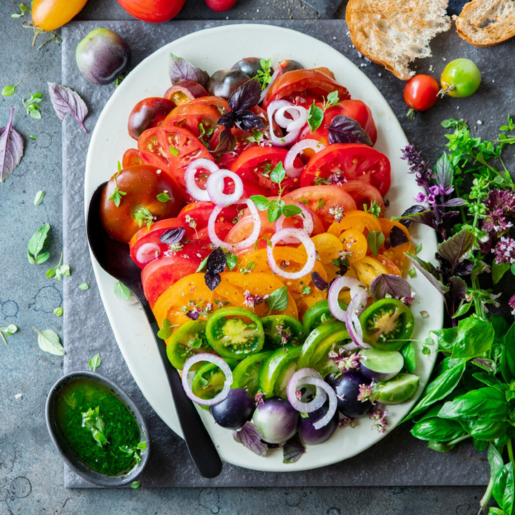 Ensalada 'arcoiris' de tomate con aceite de hierbas