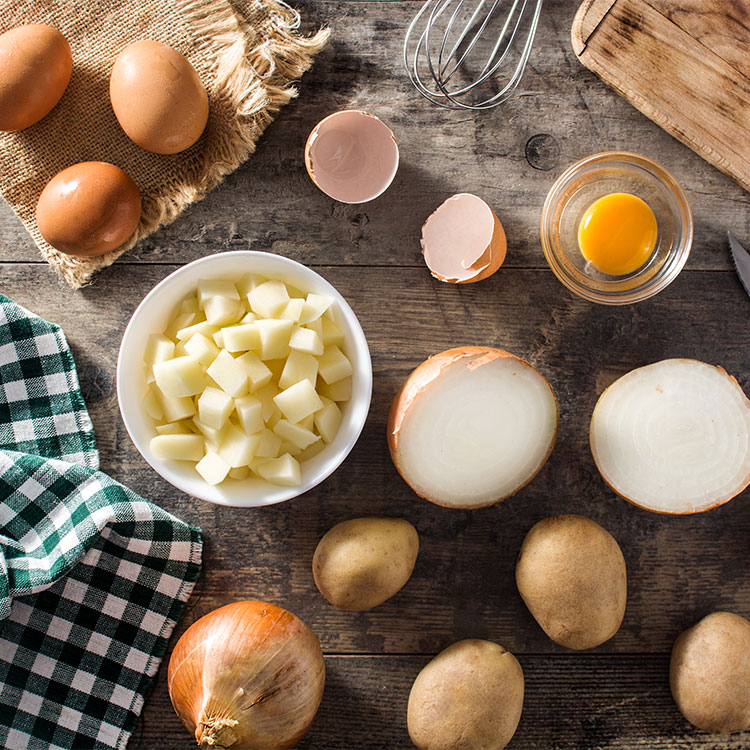 Ingredientes de la tortilla: patata, huevo y cebolla