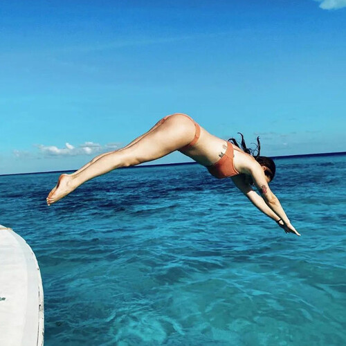 Blanca Suárez comienza la temporada de bikini con un chapuzón en el mar