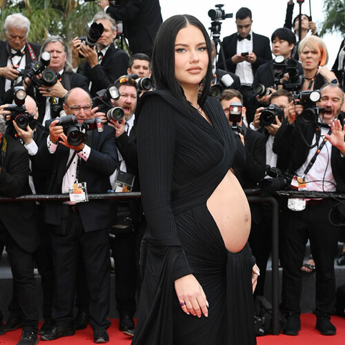 Con un arriesgado diseño de aberturas, Adriana Lima luce su 'baby bump'