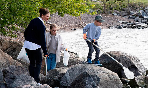 ¡Intrépidos y responsables! Estelle y Oscar de Suecia recogen la basura de la costa ante el orgullo de su madre
