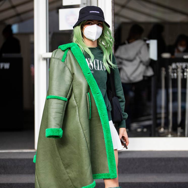 mujer-abrigo-verde