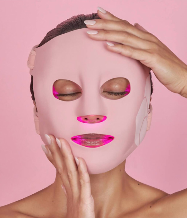 Mujer con máscara LED en el rostro