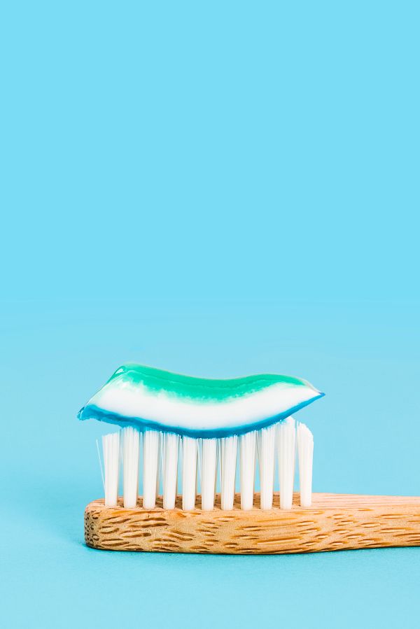 Cepillo de dientes tradicional con pasta dental