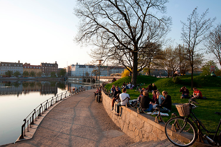 The_Lakes_Queen_Louise_Bridge-copenhague